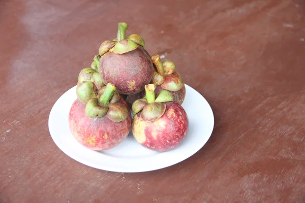 Fruta de mangostão fresca em prato . — Fotografia de Stock