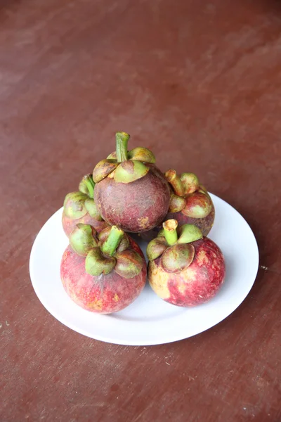 Свежие фрукты мангостина в блюде . — стоковое фото
