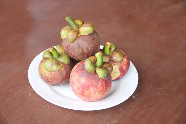 Fruta de mangostão fresca em prato . — Fotografia de Stock