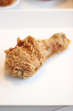 bir tabak kızarmış tavuk.