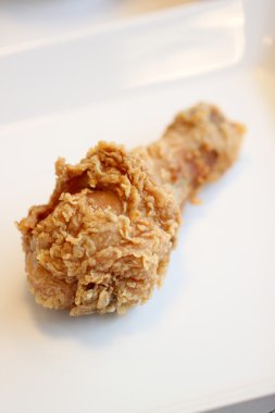 bir tabak kızarmış tavuk.