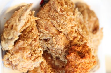 bir tabak kızarmış tavuk.