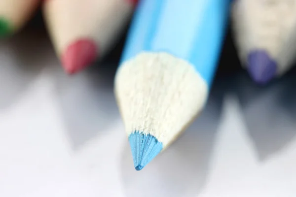 Mehrere farbige Buntstifte sind auf weiß angeordnet. — Stockfoto