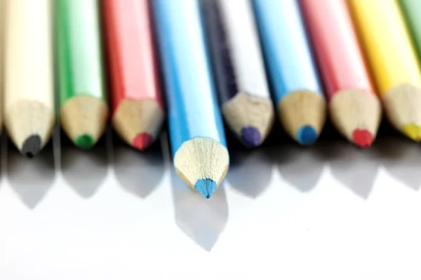 Várias cores de lápis de cor é organizado em branco . — Fotografia de Stock