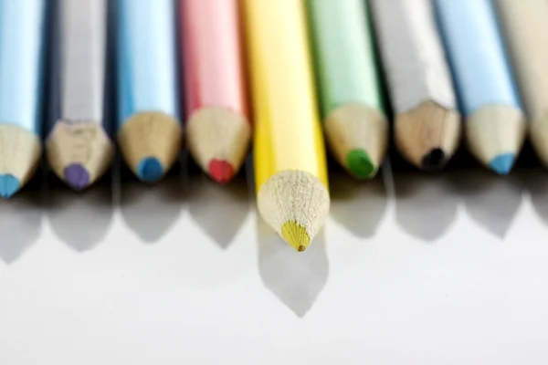 Несколько цветных карандашей расположены на белом . — стоковое фото