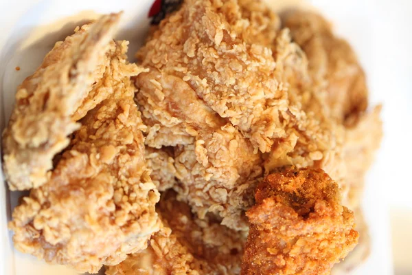 Ayam goreng di atas piring . — Stok Foto