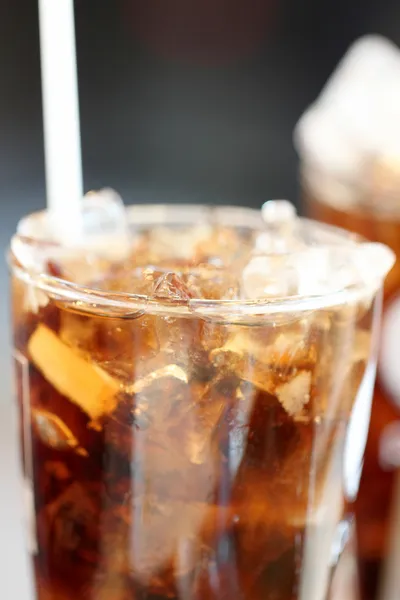 Boissons au cola glacé en verre . — Photo