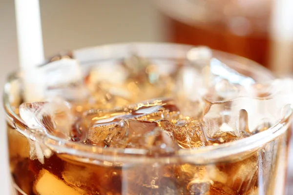 Ice cola drycker i glas. — Stockfoto