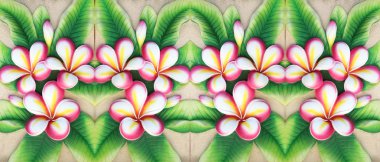 kahverengi duvarda yapay plumeria.