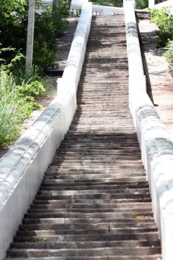 dağ kadar beton merdivenler.