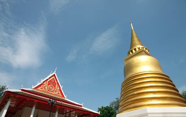 Golden pagoda Tayland tapınak. — Stok fotoğraf
