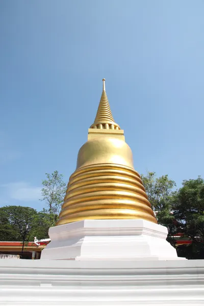 Złota pagoda w Tajlandii świątyni. — Zdjęcie stockowe