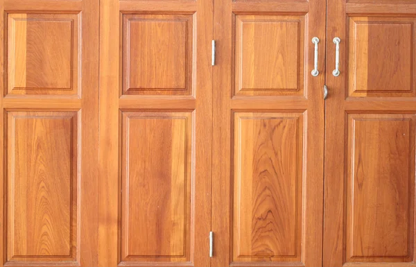 Шаблон на двери из коричневого дерева . — стоковое фото