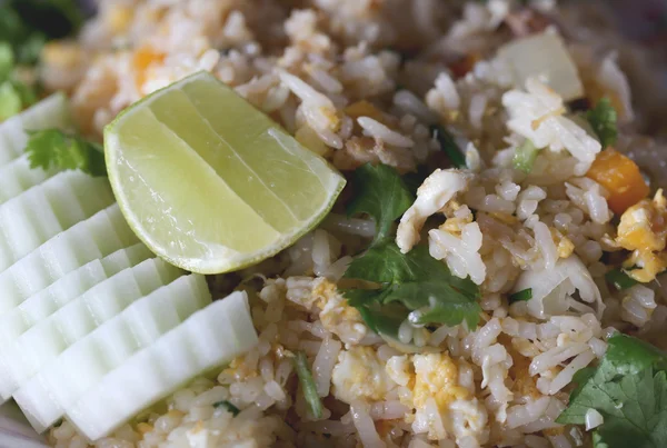 Zitrone auf gebratenem Reis mit Krabben. — Stockfoto