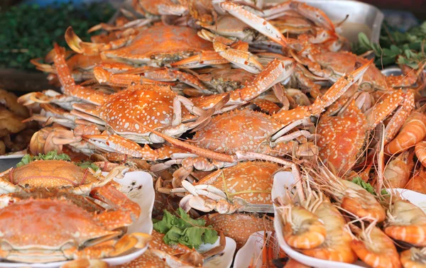 Caranguejo nadador azul assado em um restaurante . — Fotografia de Stock