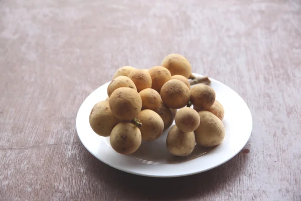 Fruta wollongong fresca em prato . — Fotografia de Stock