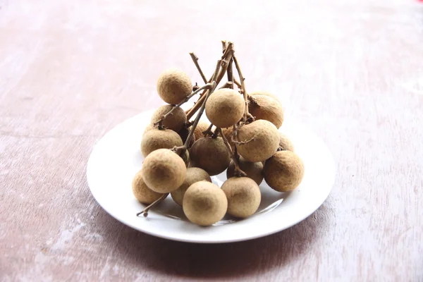 Fruta de longan fresca em prato . — Fotografia de Stock