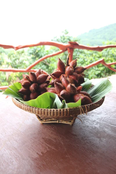 Fruta de cobra Salak fresca na cesta . — Fotografia de Stock