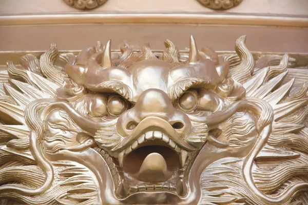 Gold dragon sculpture in the Chinese temple. — Stock Photo, Image