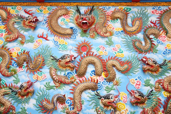 Dragon sculpture on wall in Chinese temple. — Stock Photo, Image