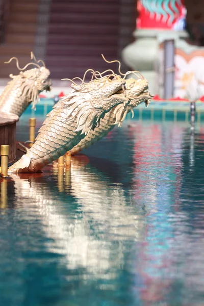 Gouden vis standbeeld van architectuur in een chinese tempel. — Stockfoto