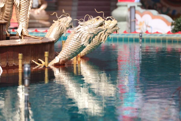 Gouden vis standbeeld van architectuur in een chinese tempel. — Stockfoto