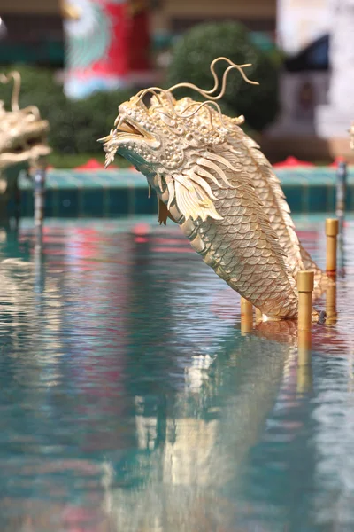 Gold fish statue of architecture in a Chinese temple. — Stock Photo, Image