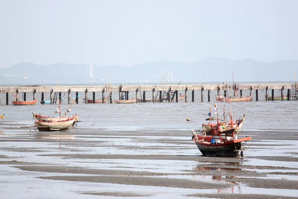 Маленькие рыбацкие лодки на берегу моря . — стоковое фото