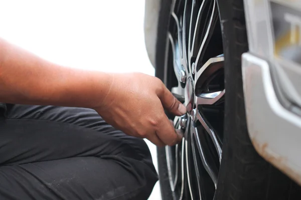 Reparatur der Ausrüstung von Radfahrzeugen. — Stockfoto