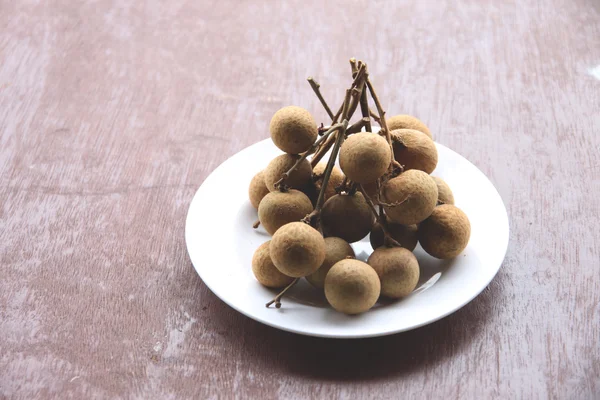 Ovoce čerstvé longan v misce. — Stock fotografie