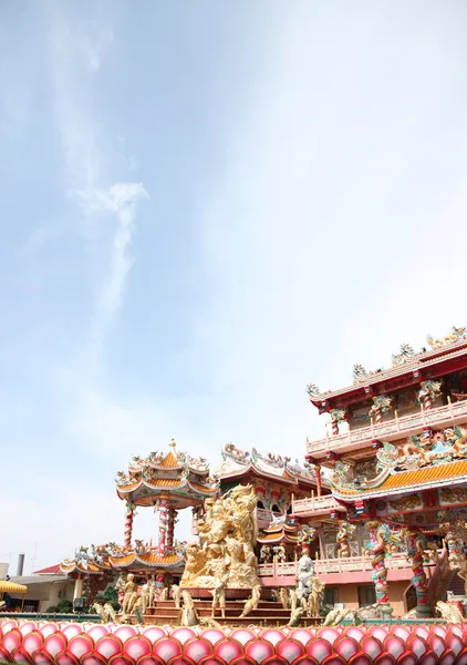 Beeldhouwkunst in de Chinese tempel. — Stockfoto