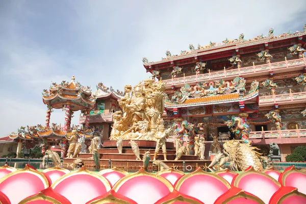 Sculpture dans le temple chinois. — Photo