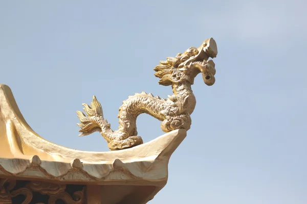 Golddrachenskulptur im chinesischen Tempel. — Stockfoto