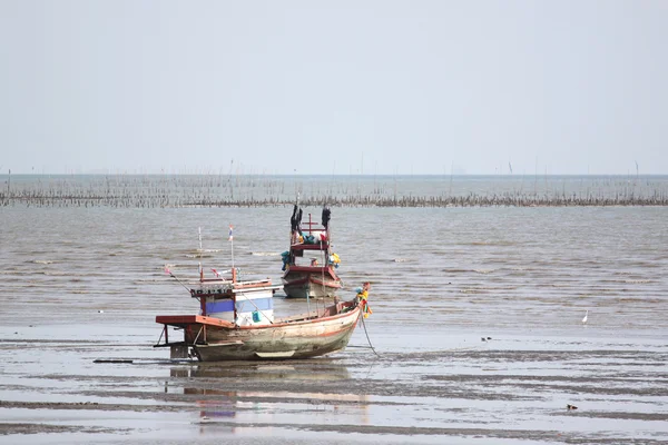 Petits bateaux de pêche au bord de la mer . — Photo