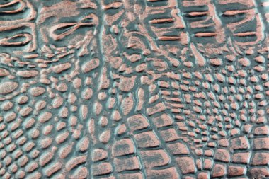 dokulu ve koyu kahverengi deri desen.