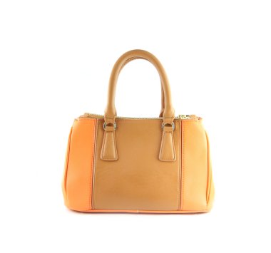 doku deri üzerinde beyaz izole kahverengi çanta.