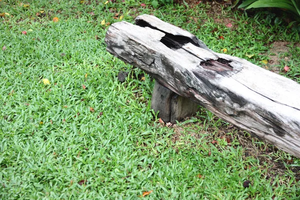 Vecchia panca in legno su erba verde . — Foto Stock