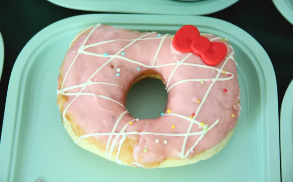 Donut in a green dish. — Stock Photo, Image