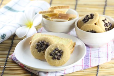 Çikolata parçacıklı kurabiye..