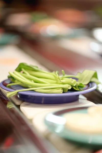 Verduras frescas en plato en un restaurante . — Foto de Stock