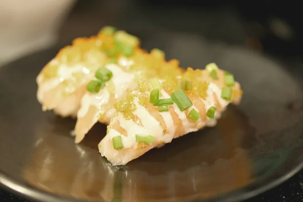 Garnalen sushi op schotel. — Stockfoto