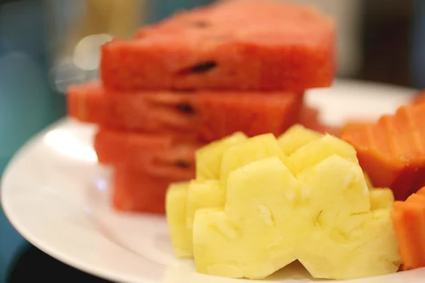 Ananas och vattenmelon peeling. — Stockfoto