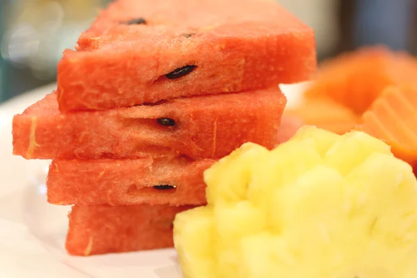 Peeling von Ananas und Wassermelone. — Stockfoto