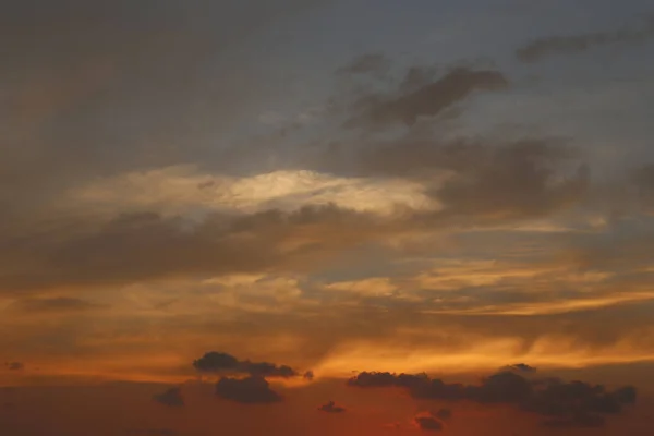 日没後の空と雲 自然の景観デザインのための夕暮れの空の景色 — ストック写真