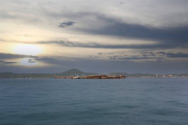 Koh Sichang, Tayland çevresindeki kıyı denizleri açık bir günde kargo gemileriyle doludur..