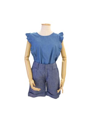 Giysilerdeki kadın modası beyaz arka planda izole edilmiş bir manken sergiliyor ve kırpma yolları var..