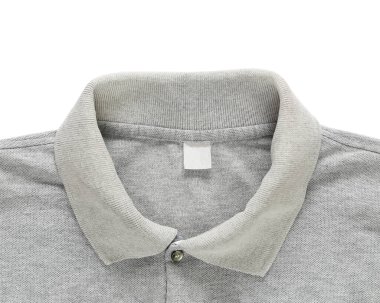 Gri gömleğin yaka kısmına yakın plan ve kırpma yolları var..