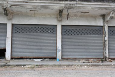 Terk edilmiş eski ticari binalar, iş başarısızlığı ve kayıp kavramı.