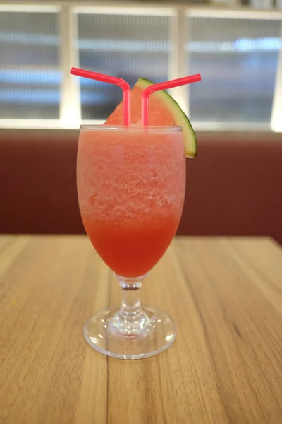 Palha Bebida Vermelha Copo Smoothie Melancia Uma Mesa Restaurante — Fotografia de Stock
