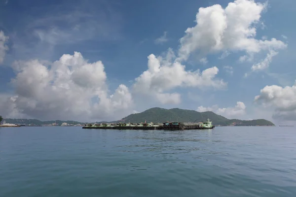 Bogserbåtar Och Lastfartyg Förtöjda Viken Koh Sichang Transportcenter Och Berömda — Stockfoto